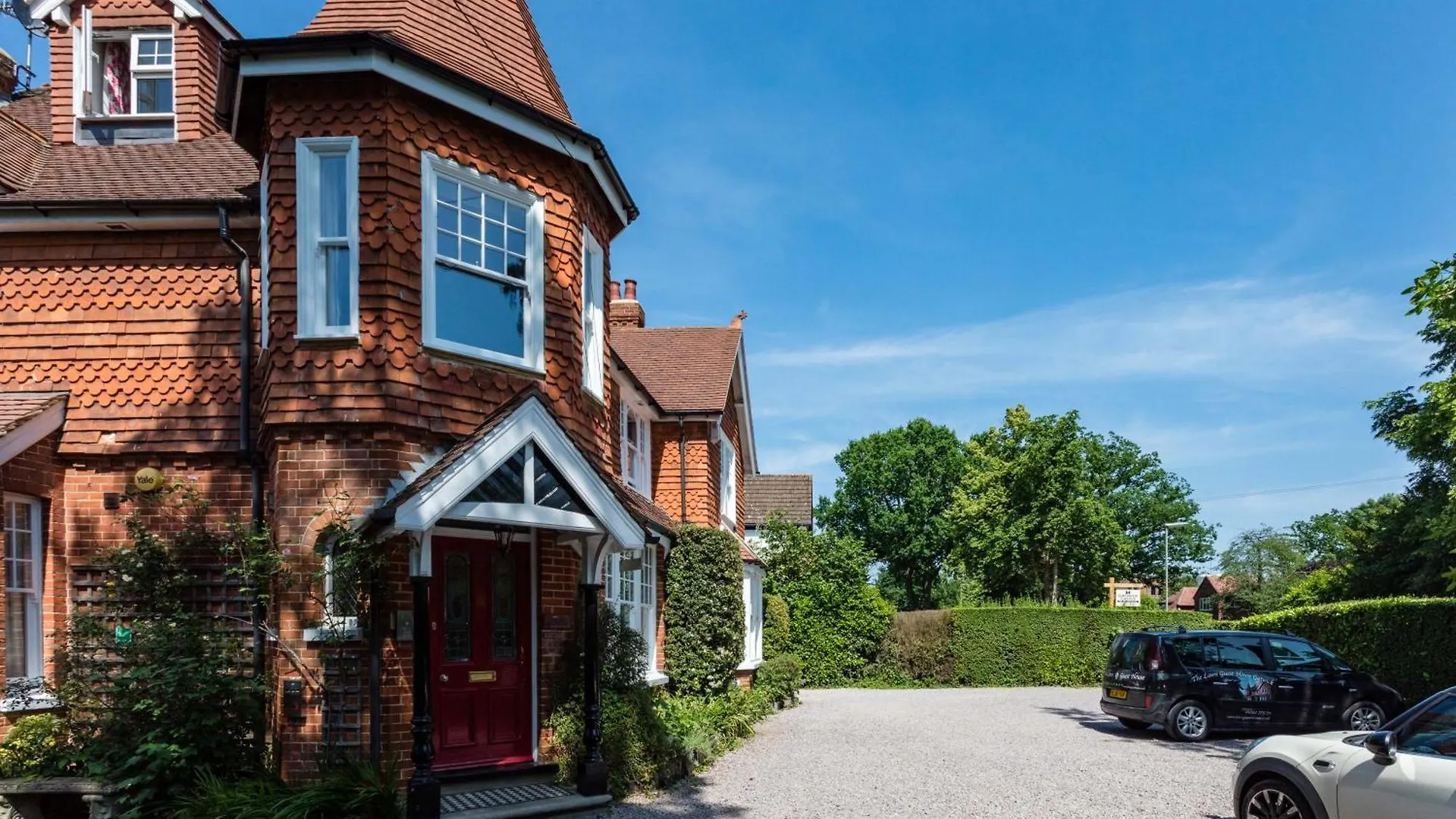 The Lawn Guest House Gatwick Хорли