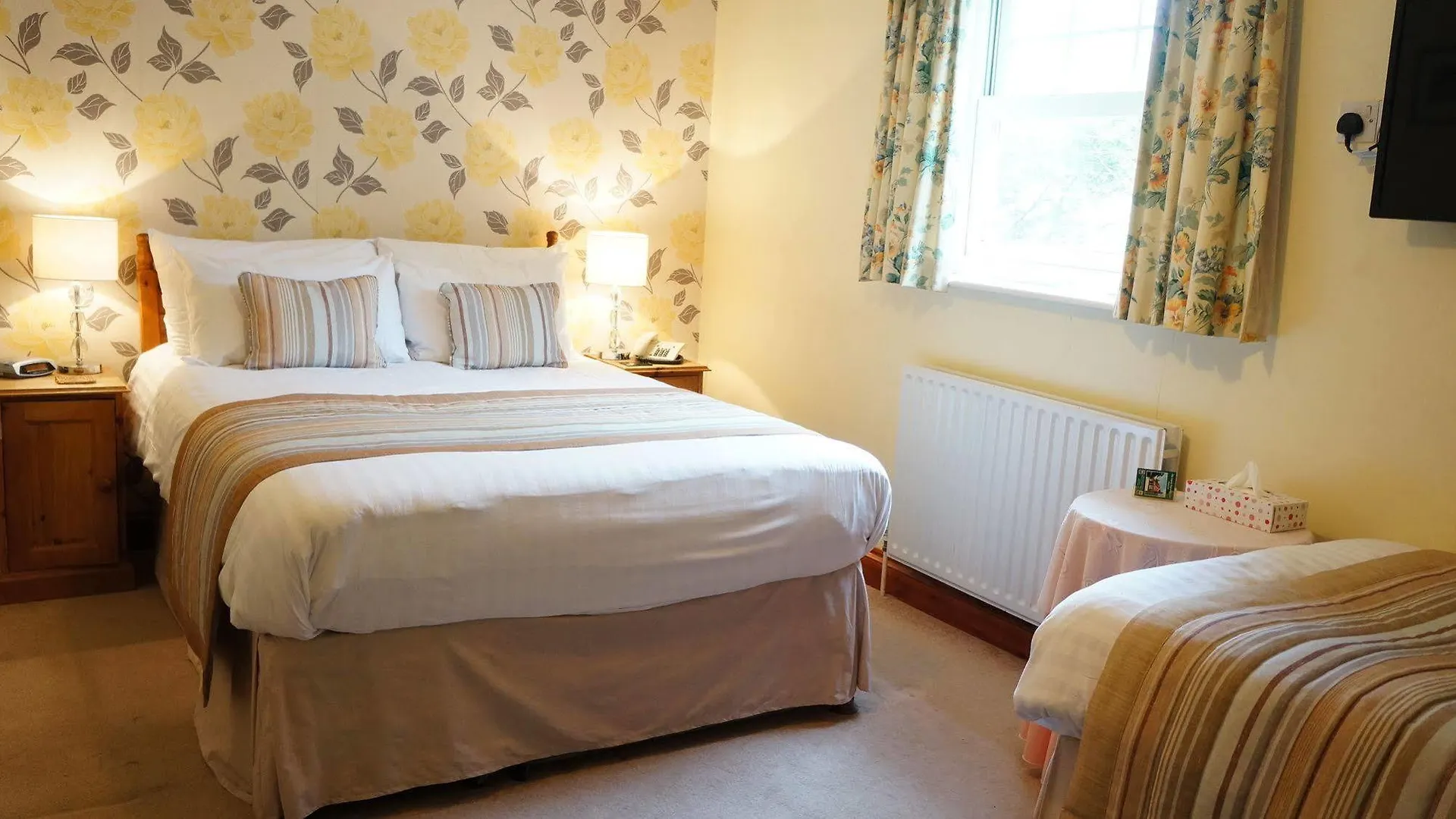 The Lawn Guest House Gatwick Хорли